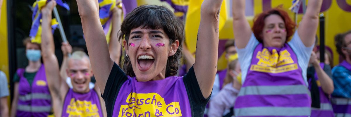 Supporters of the initiative "Expropriate Deutsche Wohnen & Co." dance during an election party on September 26, 2021 in Berlin. (Photo: Monika Skolimowska/picture alliance via Getty Images)