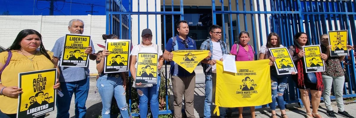 Supporters of the Santa Marta Five