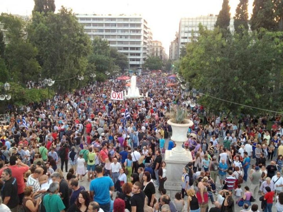 Syntagma Square fills with people supporting the