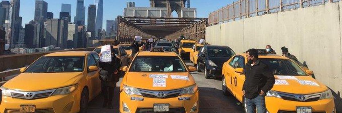 NYC Taxi Drivers Shut Down Brooklyn Bridge in Demand for Debt Forgiveness