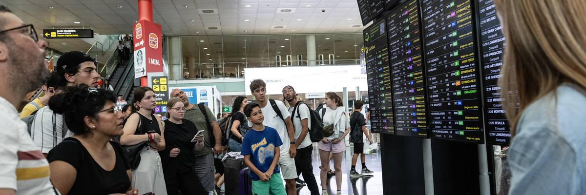 Tech outage causes flight delays