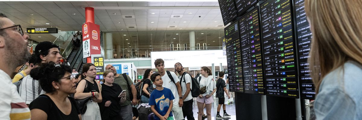 Tech outage causes flight delays