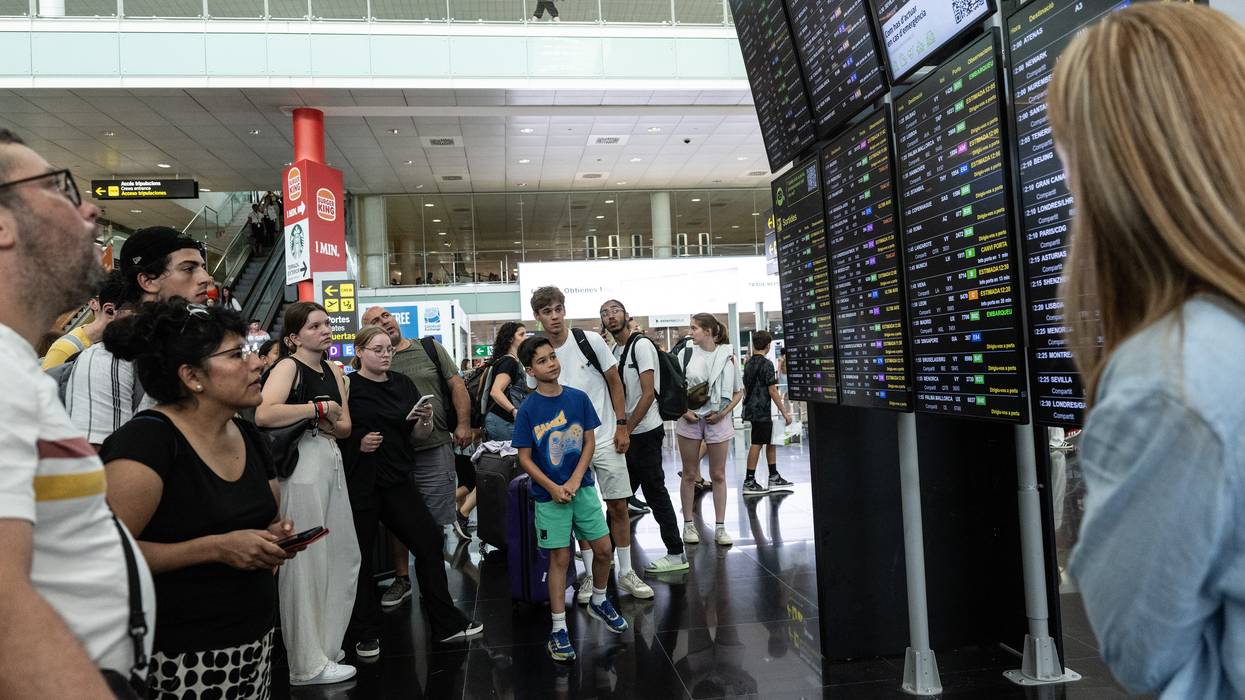 Tech outage causes flight delays