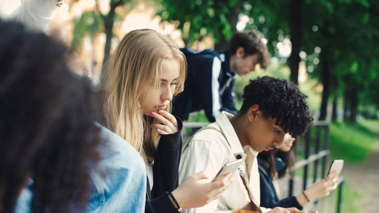 teenagers_cellphones