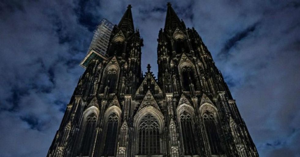 The Cologne Cathedral went dark to support anti-Pegida protesters. (Photo: Maja Hitij/EPA)