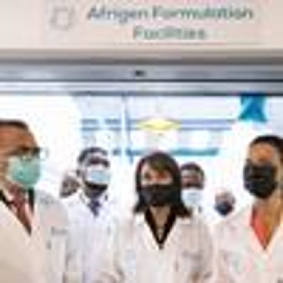 The head of the WHO gathers with South African scientists