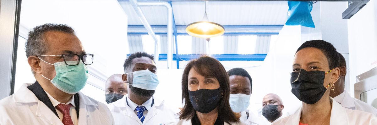 The head of the WHO gathers with South African scientists