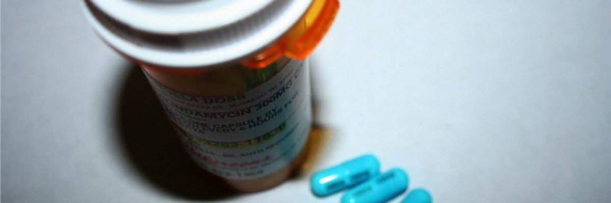 To Break Big Pharma's Stranglehold, Doctors Vote for Ban on Drug Ads