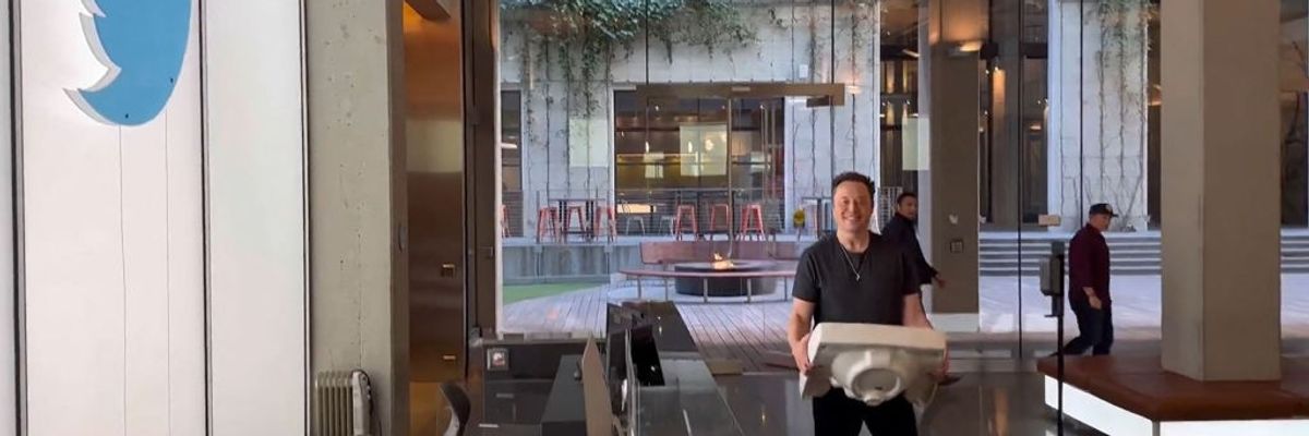 This video grab taken from a video posted on the Twitter account of billionaire Tesla chief Elon Musk on October 26, 2022 shows himself carrying a sink as he enters the Twitter headquarters in San Francisco.