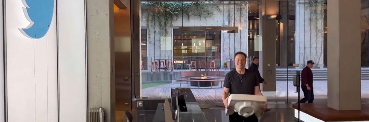 This video grab taken from a video posted on the Twitter account of billionaire Tesla chief Elon Musk on October 26, 2022 shows himself carrying a sink as he enters the Twitter headquarters in San Francisco. 