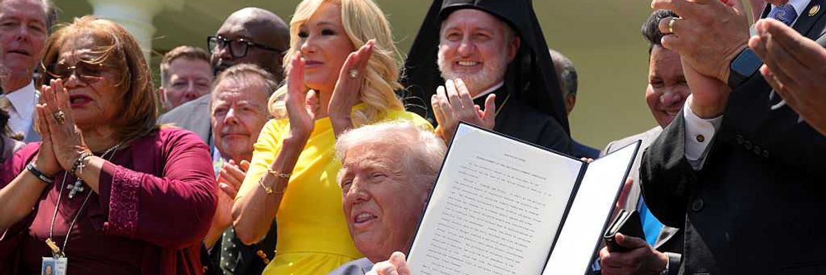 Trump signs order to create Commission on Religious Liberty