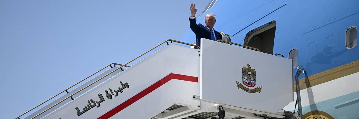 Trump waves goodbye to the UAE from Air Force One.