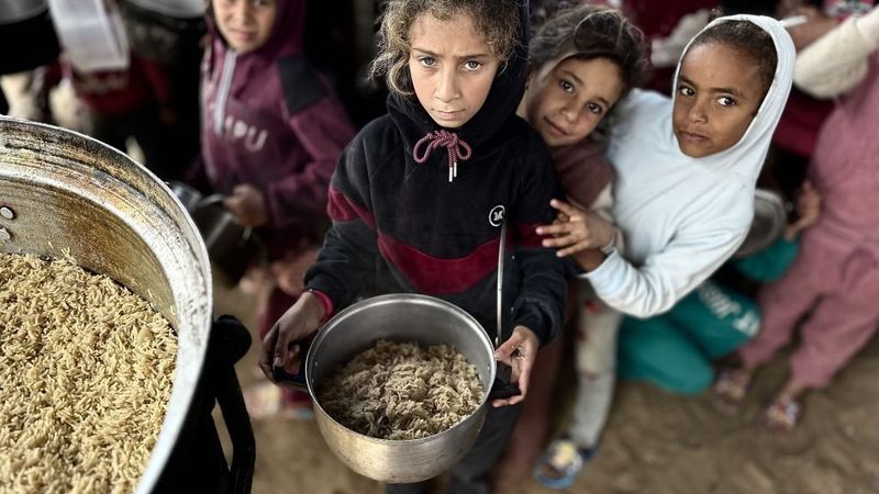 Turkish Red Crescent provides food aid in Khan Yunis