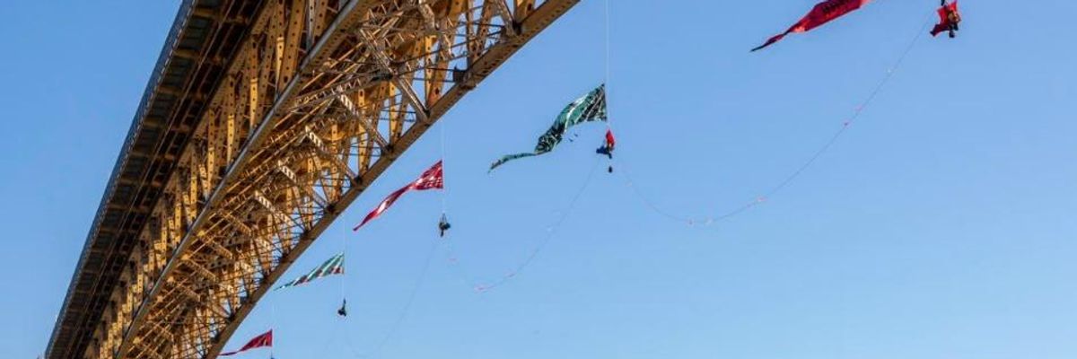 Vowing to Continue 'Fierce Opposition,' Protesters End 35-Hour Aerial Blockade of Trans Mountain Oil Tanker