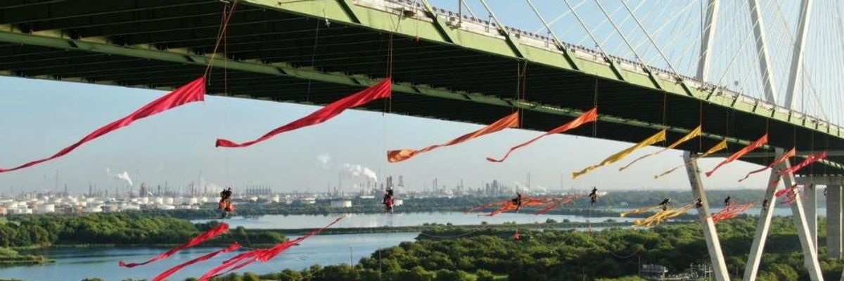Demanding 2020 Democrats Pick a Side on Climate Emergency, Greenpeace Climbers Shut Down Busiest Fossil Fuel Transportation Hub in US