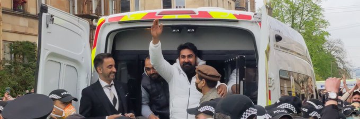 'Nothing Is More Beautiful Than Solidarity': Hundreds Mobilize to Stop Arrest of Immigrant Neighbors in Glasgow