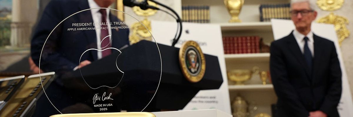 'Kleptocracy in Action': Bernie Sanders Hammers Apple for Swaying Trump With 'Gold Statue'