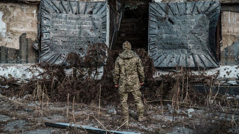 Ukraine soldier at WWI memorial in Done
