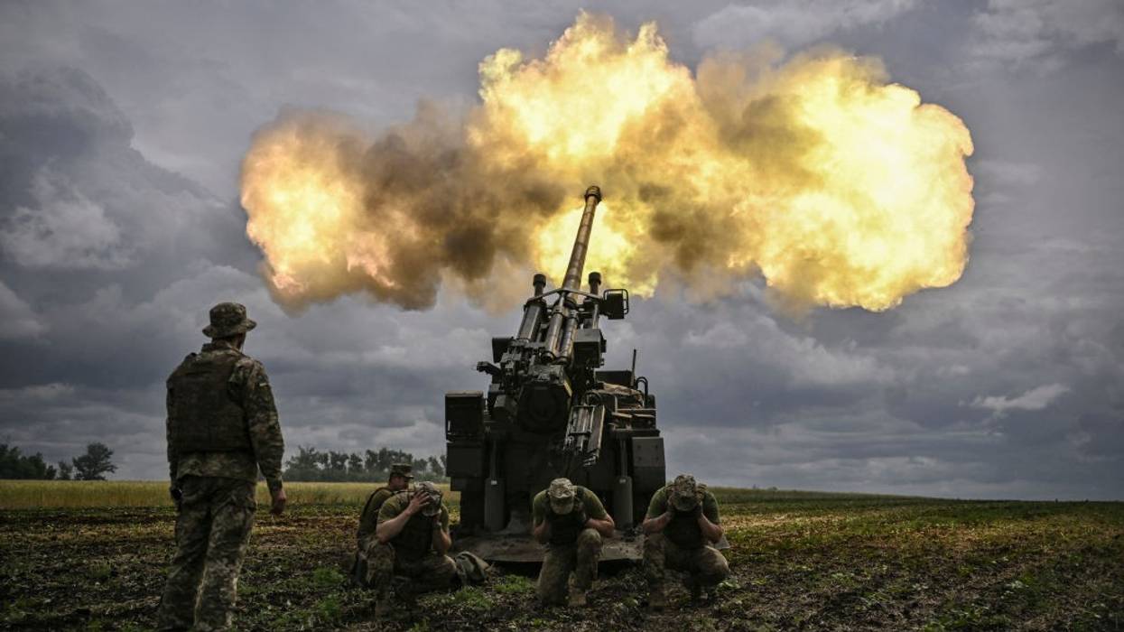 Ukraine soldiers fire 52-calibre gun towards Russian positions in June of 2022
