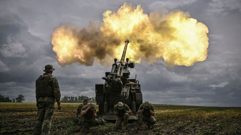 Ukraine soldiers fire 52-calibre gun towards Russian positions in June of 2022