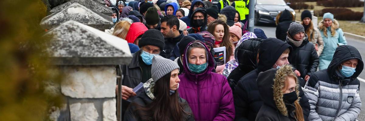 Ukrainian refugees arrive in Krakow