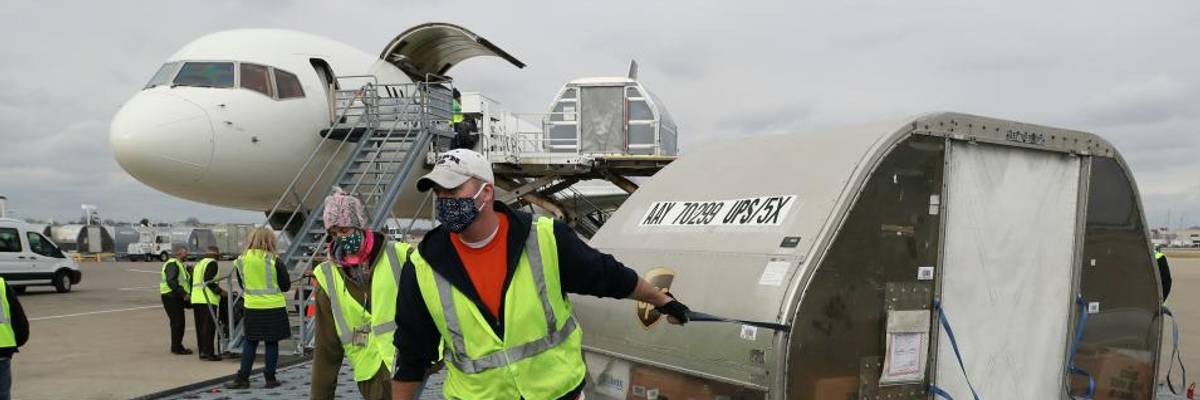 'What a Failed State Looks Like': GOP Under Fire for Blocking Necessary Funds as Covid Vaccine Distribution Begins