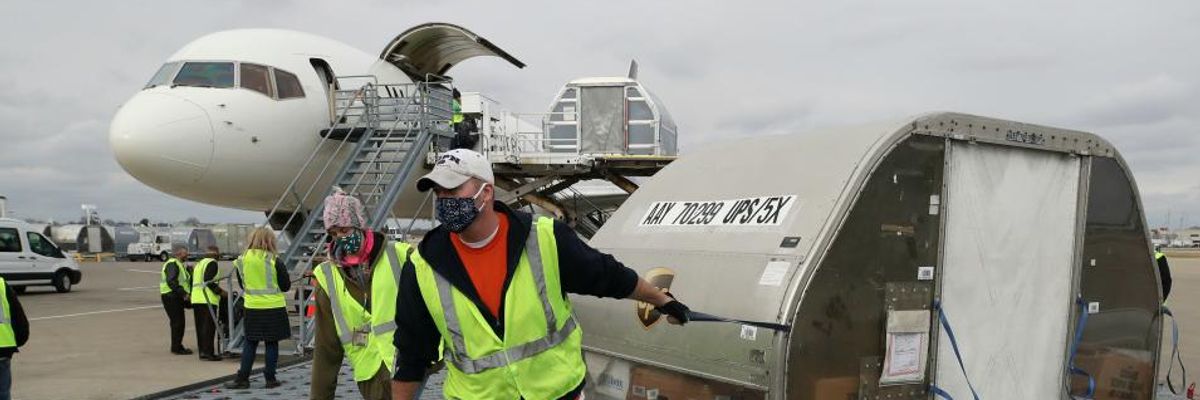 'What a Failed State Looks Like': GOP Under Fire for Blocking Necessary Funds as Covid Vaccine Distribution Begins