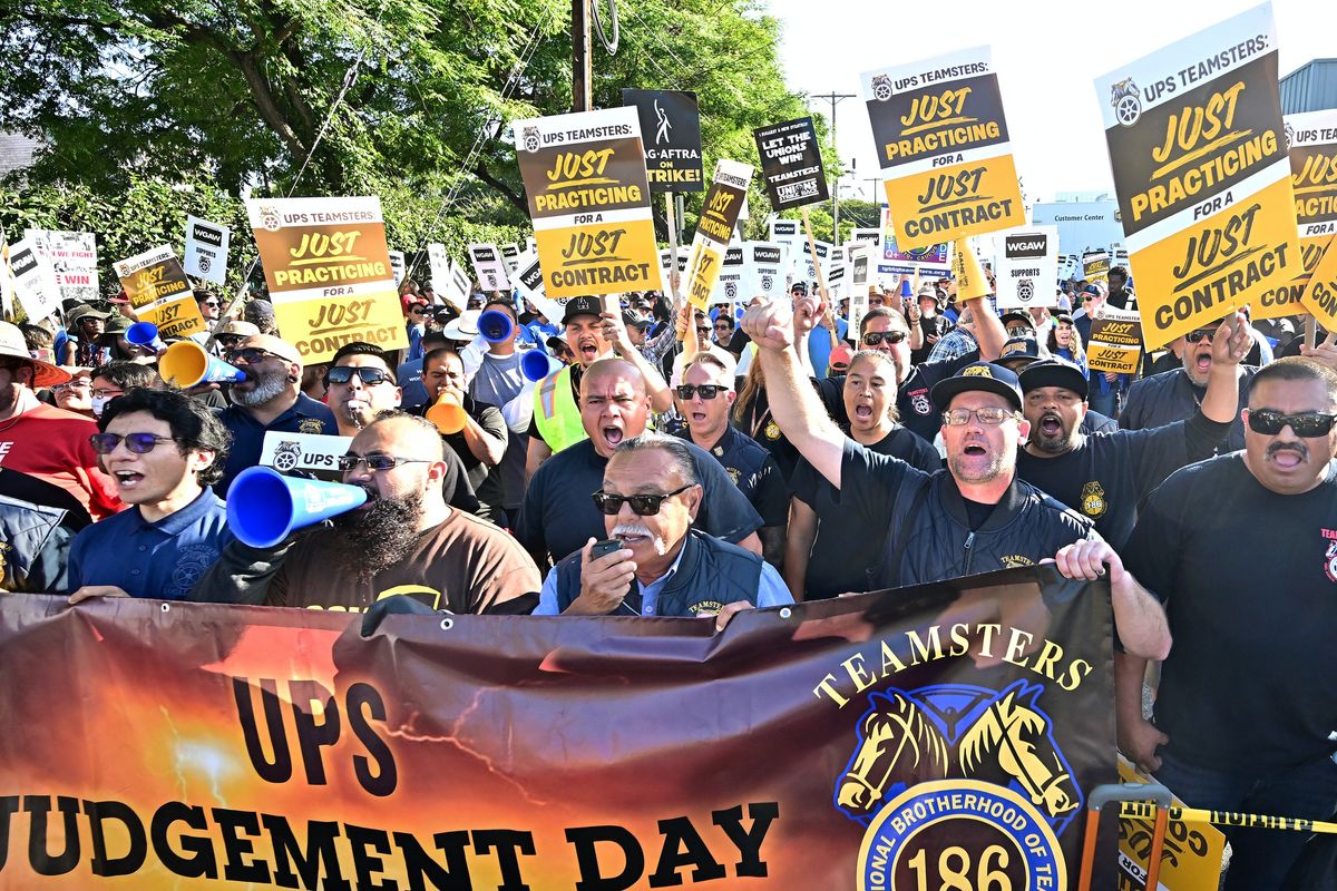 UPS Teamsters Overwhelmingly Approve 'Historic' New Contract, Averting Strike