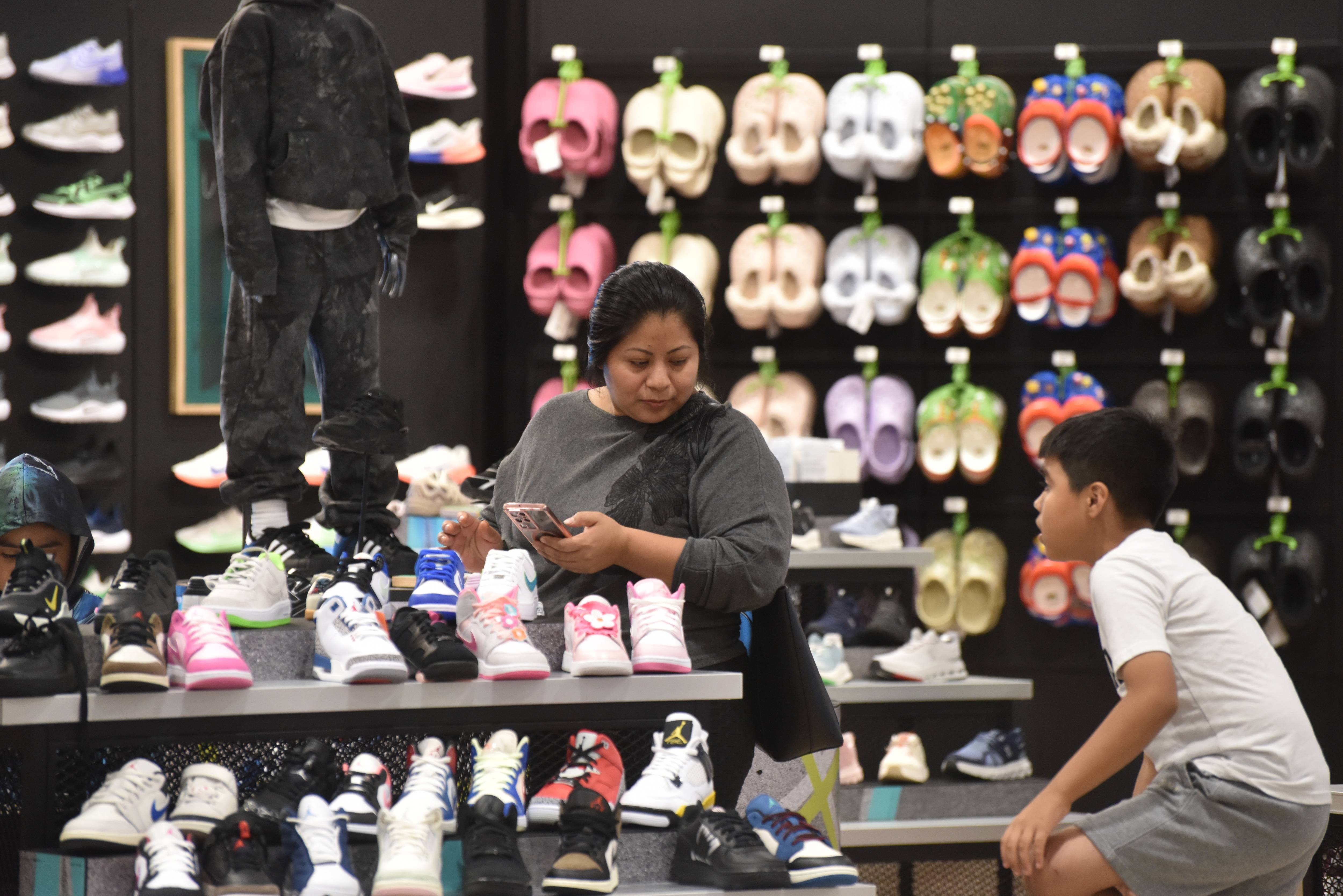 US Consumer Confidence Improves In October