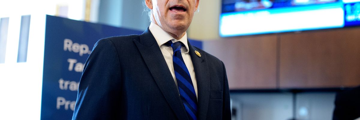 House Dems Launch Probe Into ‘Violent’ ICE Raid of Chicago Apartment Complex