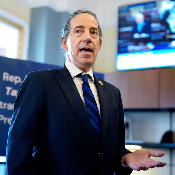 House Dems Launch Probe Into ‘Violent’ ICE Raid of Chicago Apartment Complex