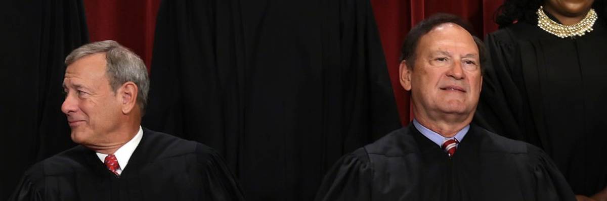 US Supreme Court Chief Justice John Roberts (L) and Associate Justice Samuel Alito (R)