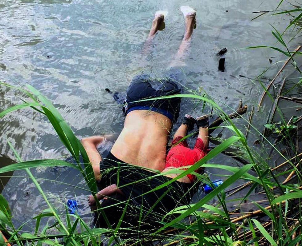 View of the bodies of Salvadoran migrant Oscar Martinez Ramirez and his daughter, who drowned while trying to cross the Rio Grande in Matamoros, state of Coahuila on June 24, 2019. (Photo by STR / AFP)