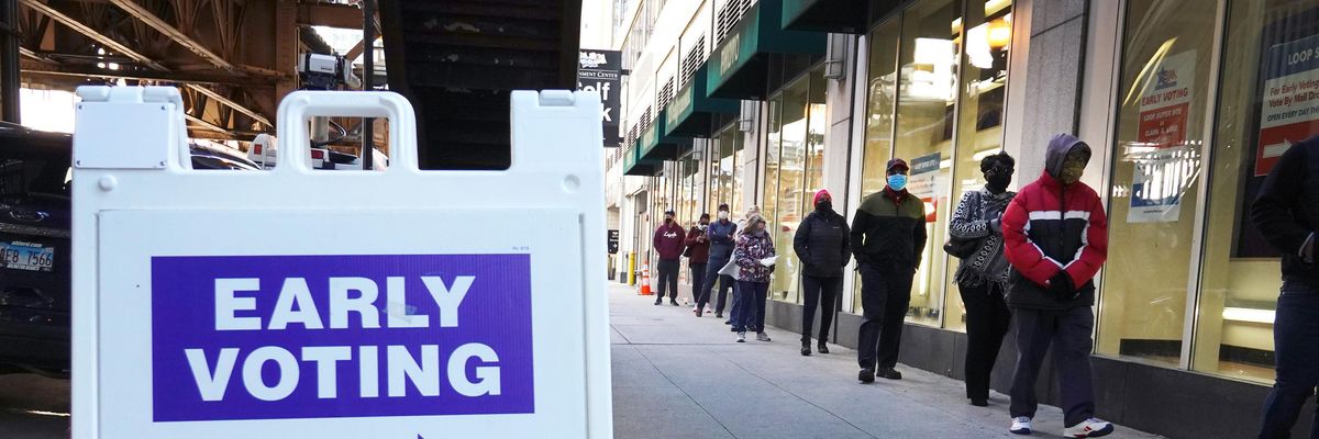 Voters on line in Chicago, Illinois