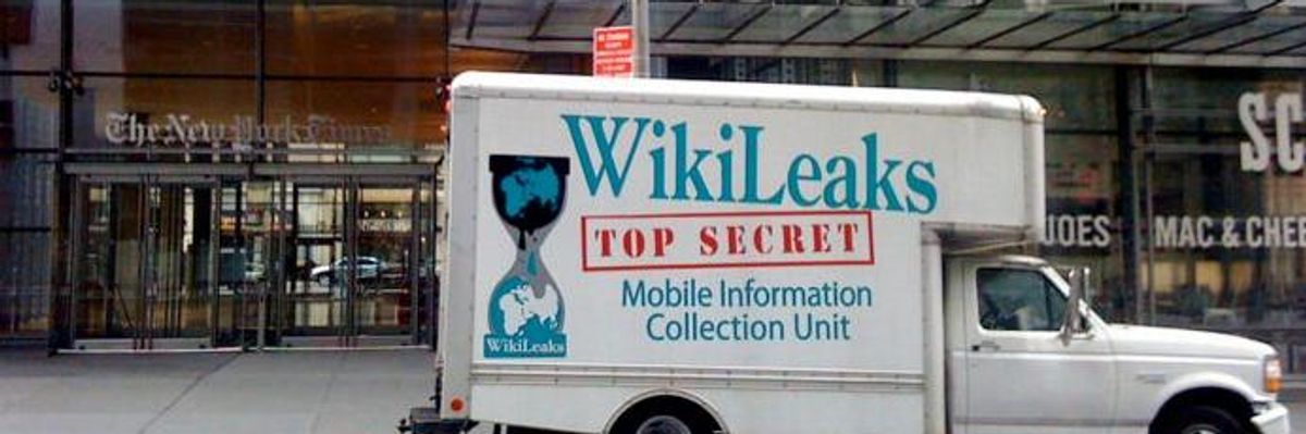 How Clinton and US Government Benefit When New York Times Attacks WikiLeaks