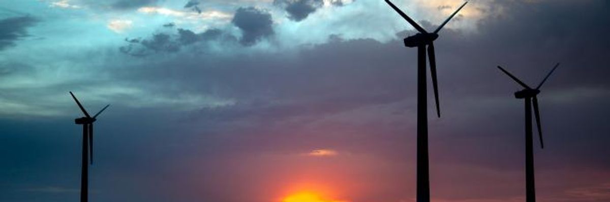 Texas Wind Turbines Went Right on Turning Under Harvey's Impact, as Refineries Shut Down