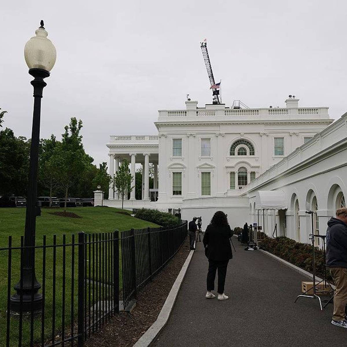 Senate Dems Take Aim at Trump's $1 Billion 'Let-Them-Eat-Cake' Ballroom as US Economic Suffering Grows
