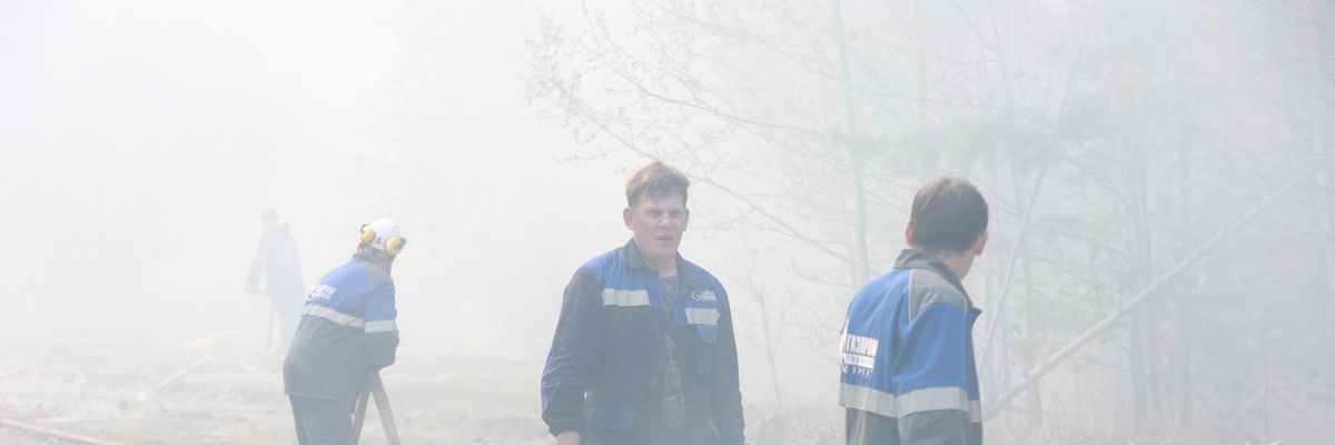 Workers battle forest fires in Siberia