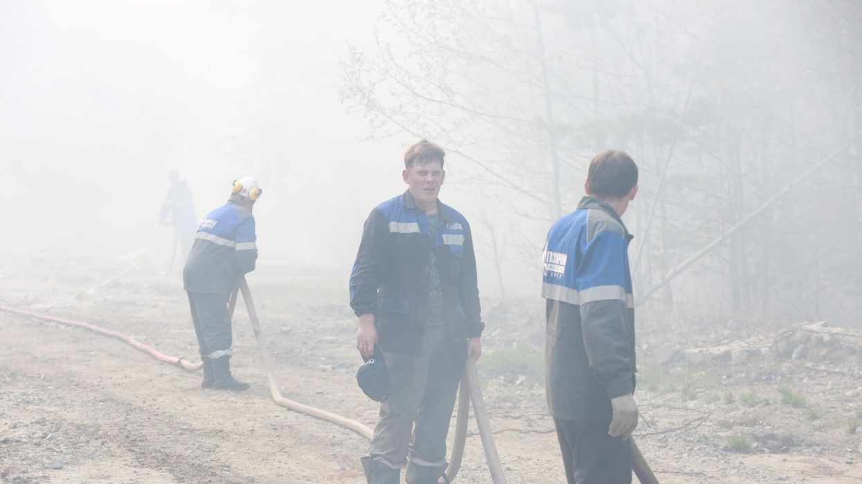 Workers battle forest fires in Siberia