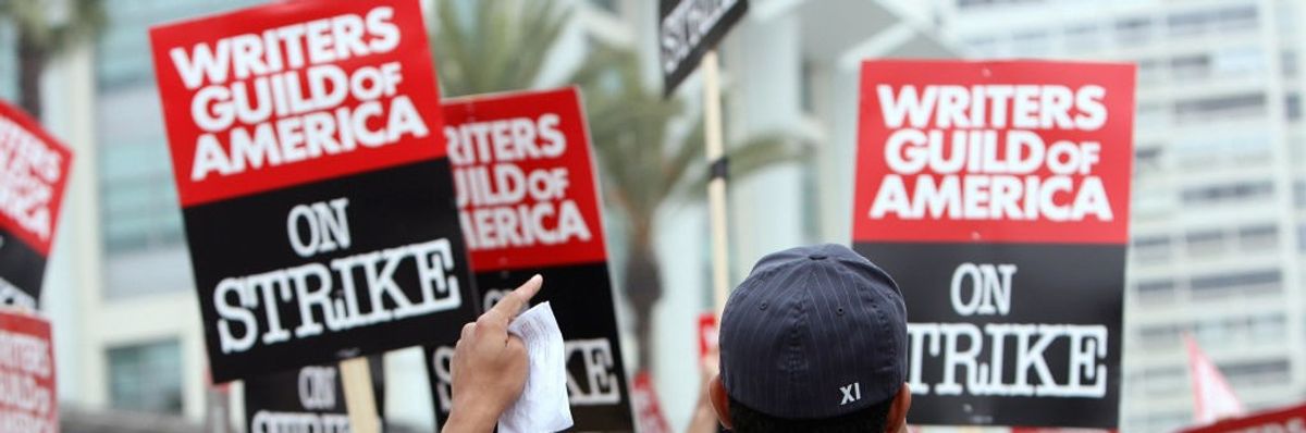 Writers participates at a demonstration in front of the Fox studio in Los Angeles, California, 05 November 2007. 