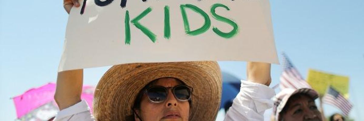 Ocasio-Cortez Live Tweets 'Horrifying' and 'Dehumanizing' Treatment of Migrants as She Tours US Detention Facilities