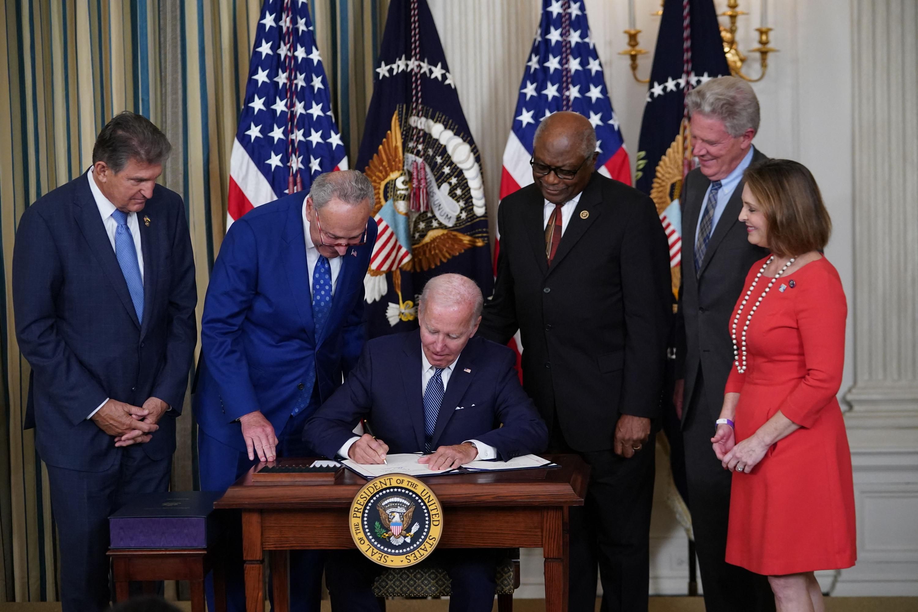 Progressives Applaud as Biden Signs 'Landmark' IRA Into Law