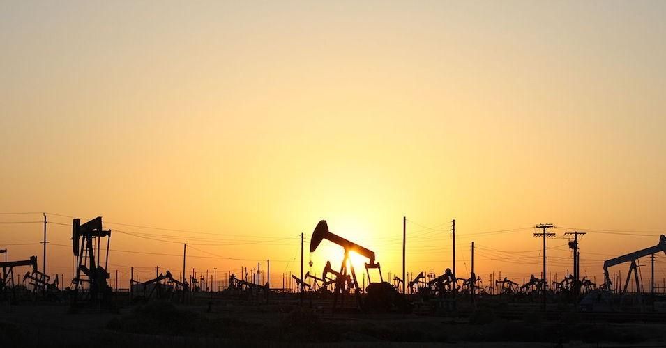 Former Federal Reserve Governor Rebukes Central Bank for Using Covid-19 Lending Power to Bail Out 'Dying' Fossil Fuel Industry