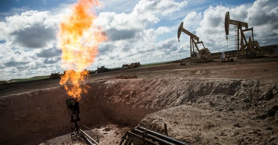A gas flare is seen at an oil well site on outside Williston, North Dakota. (Photo: Andrew Burton/Getty Images)