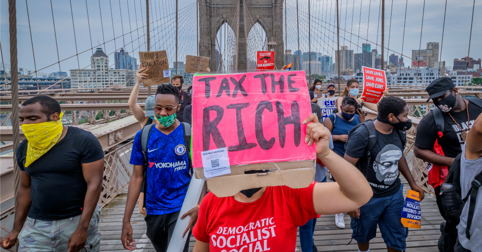 As Wages Stagnate and Executive Pay 'Continues to Balloon,' Report Shows Top CEOs Now Make 320 Times More Than Typical Worker