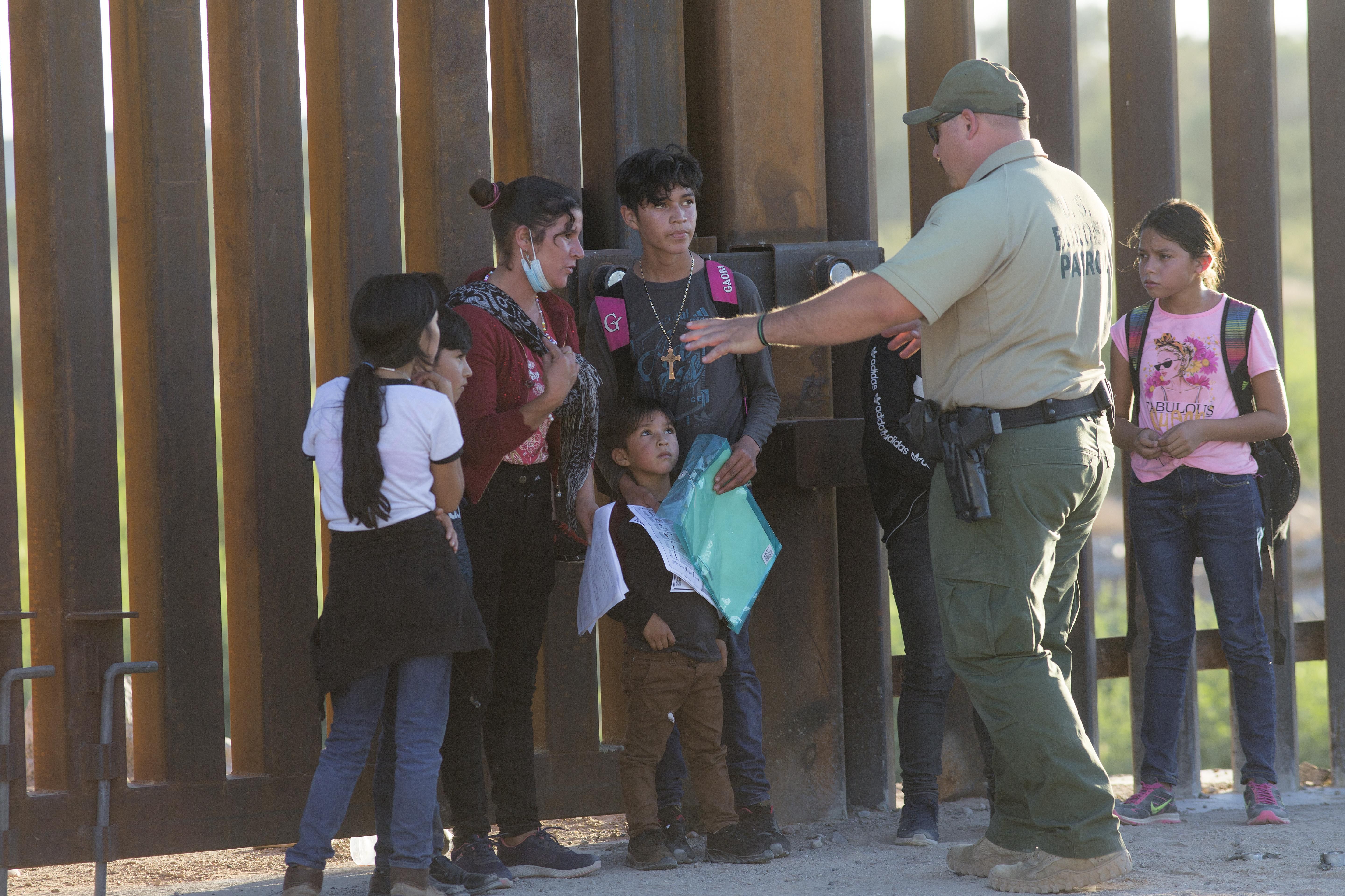 A U.S. border agent detains asylum seekers