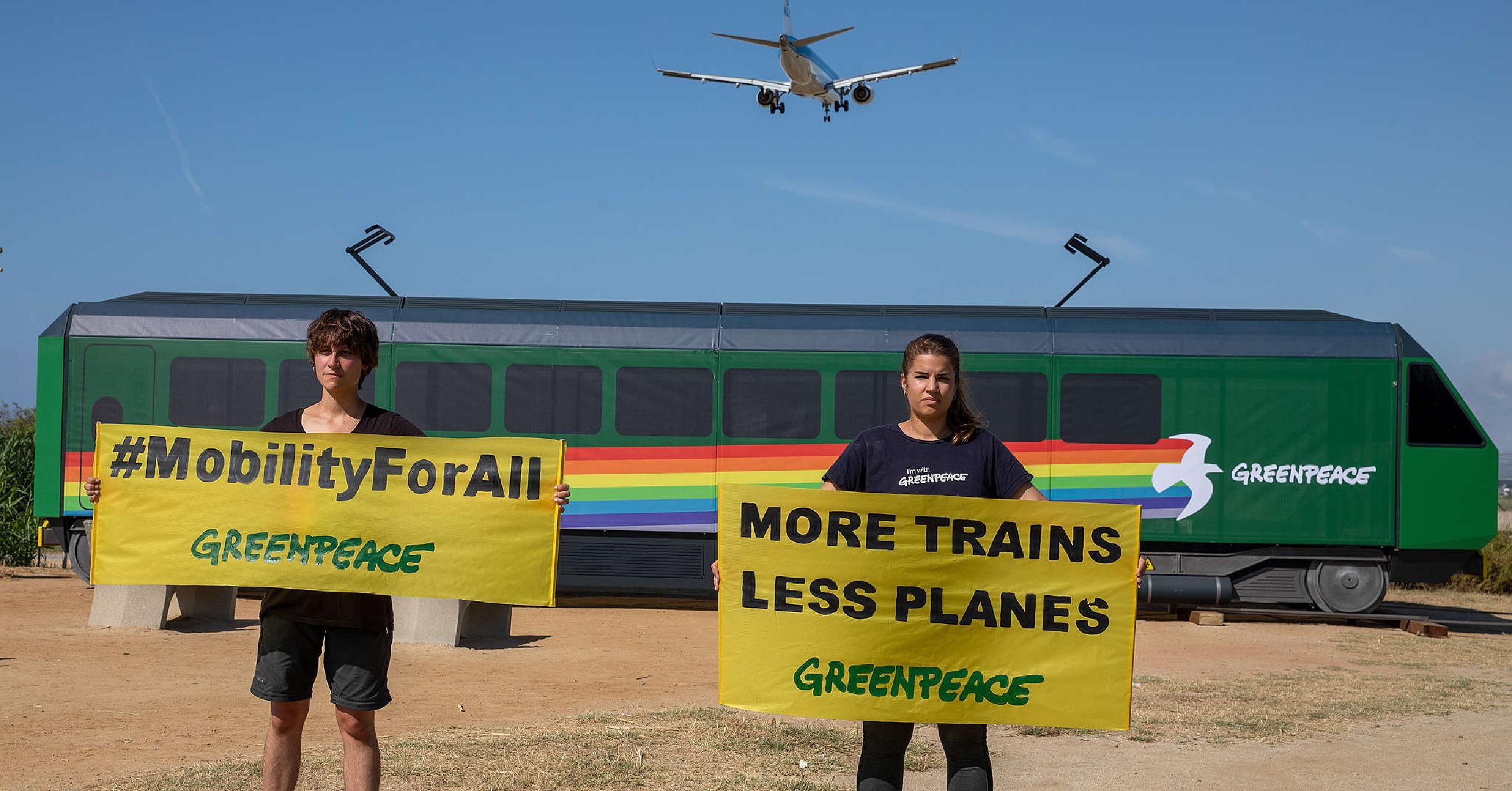 Greenpeace holds anti-expansion action at El Prat Airport