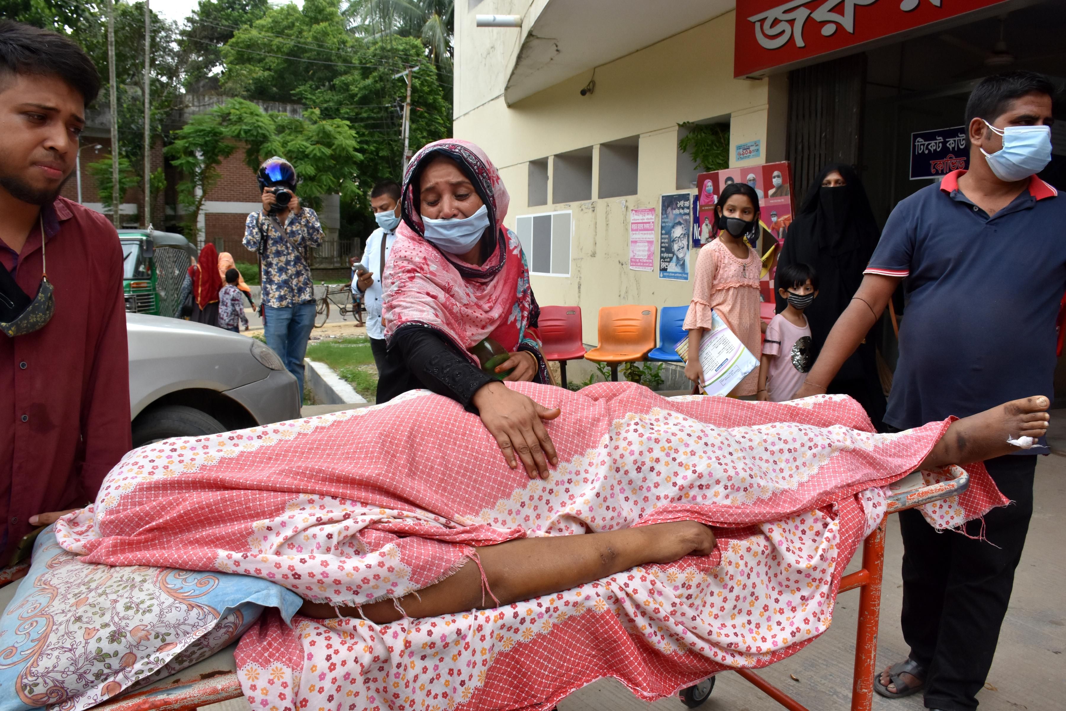 People in Bangladesh mourn a Covid-19 victim