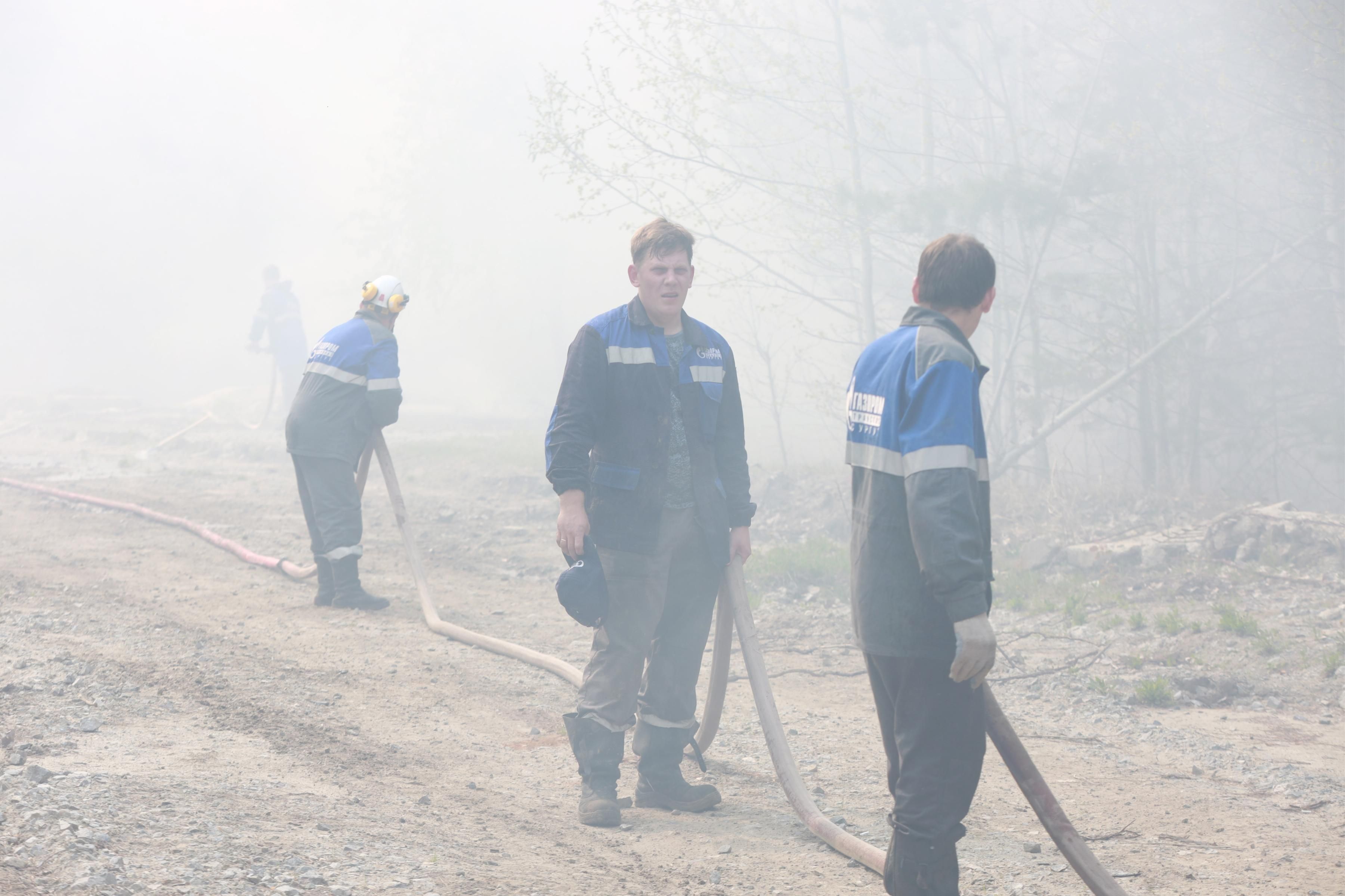 Workers battle forest fires in Siberia
