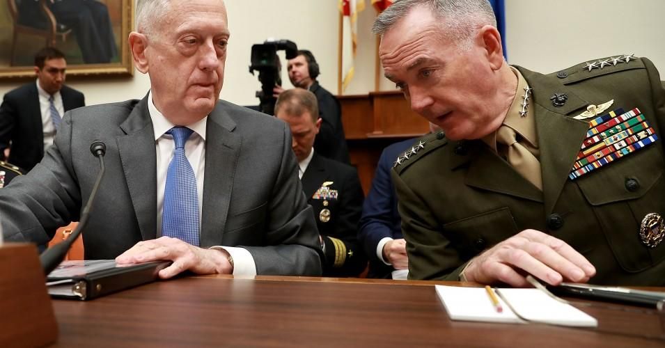  U.S. Defense Secretary James Mattis (L) and Chairman of the Joint Chiefs of Staff Gen. Joseph Dunford (Photo by Chip Somodevilla/Getty Images)